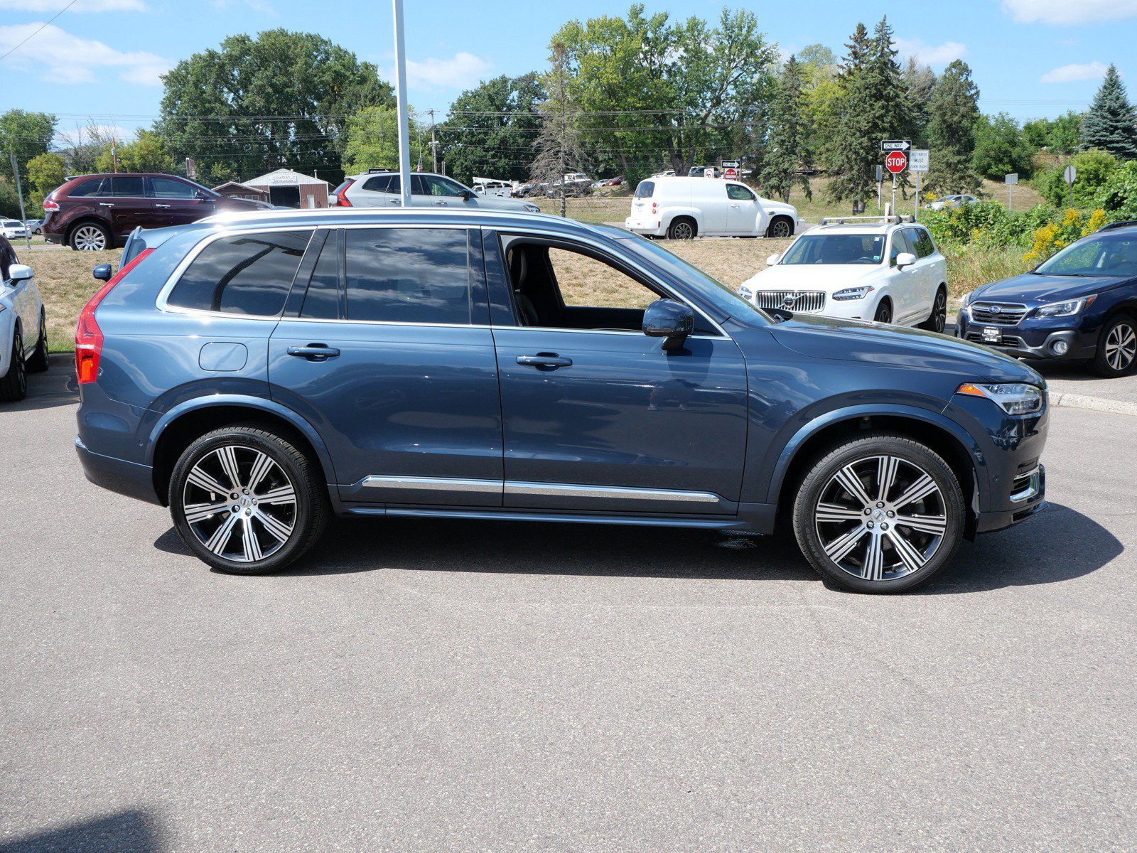 Certified 2025 Volvo XC90 T8 Ultra w/ Protection Package Premier AWD/4WD image 8