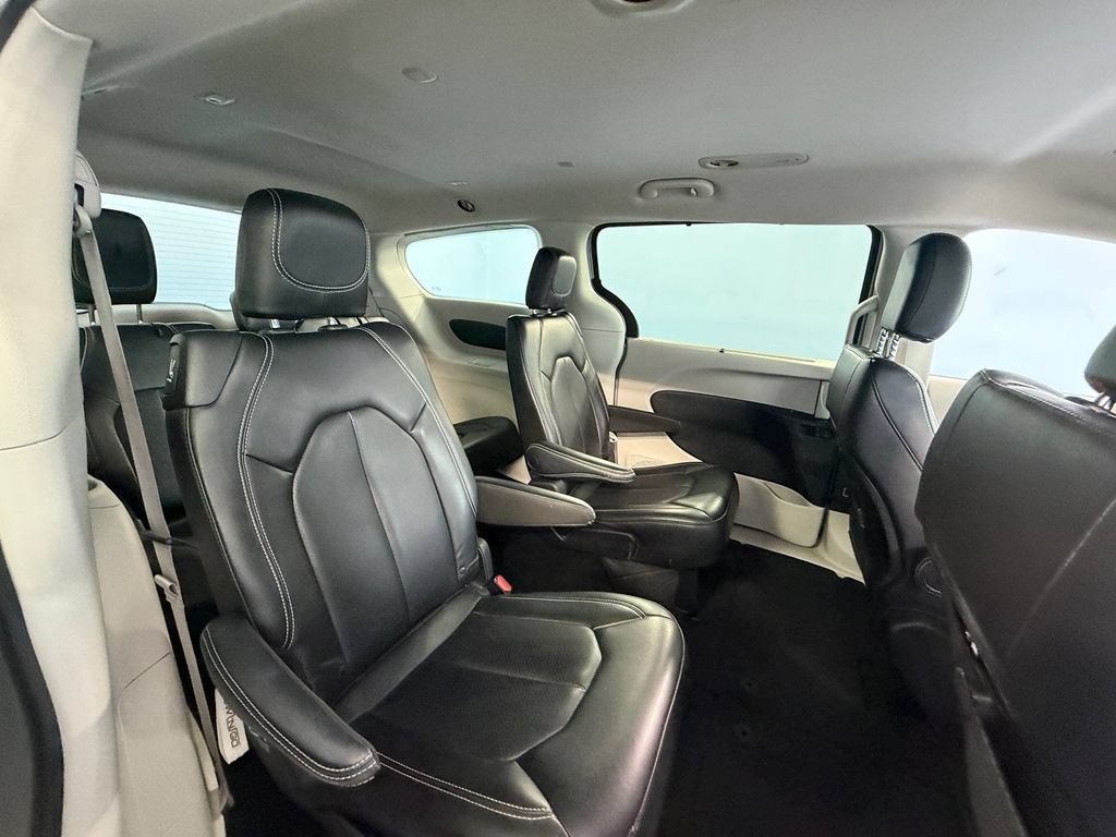 Used 2023 Chrysler Pacifica Touring-L FWD image 12