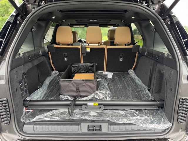 Used 2025 Land Rover Discovery Dynamic SE AWD/4WD image 10