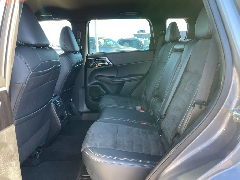 Used 2023 Mitsubishi Outlander SE Black Edition image 8