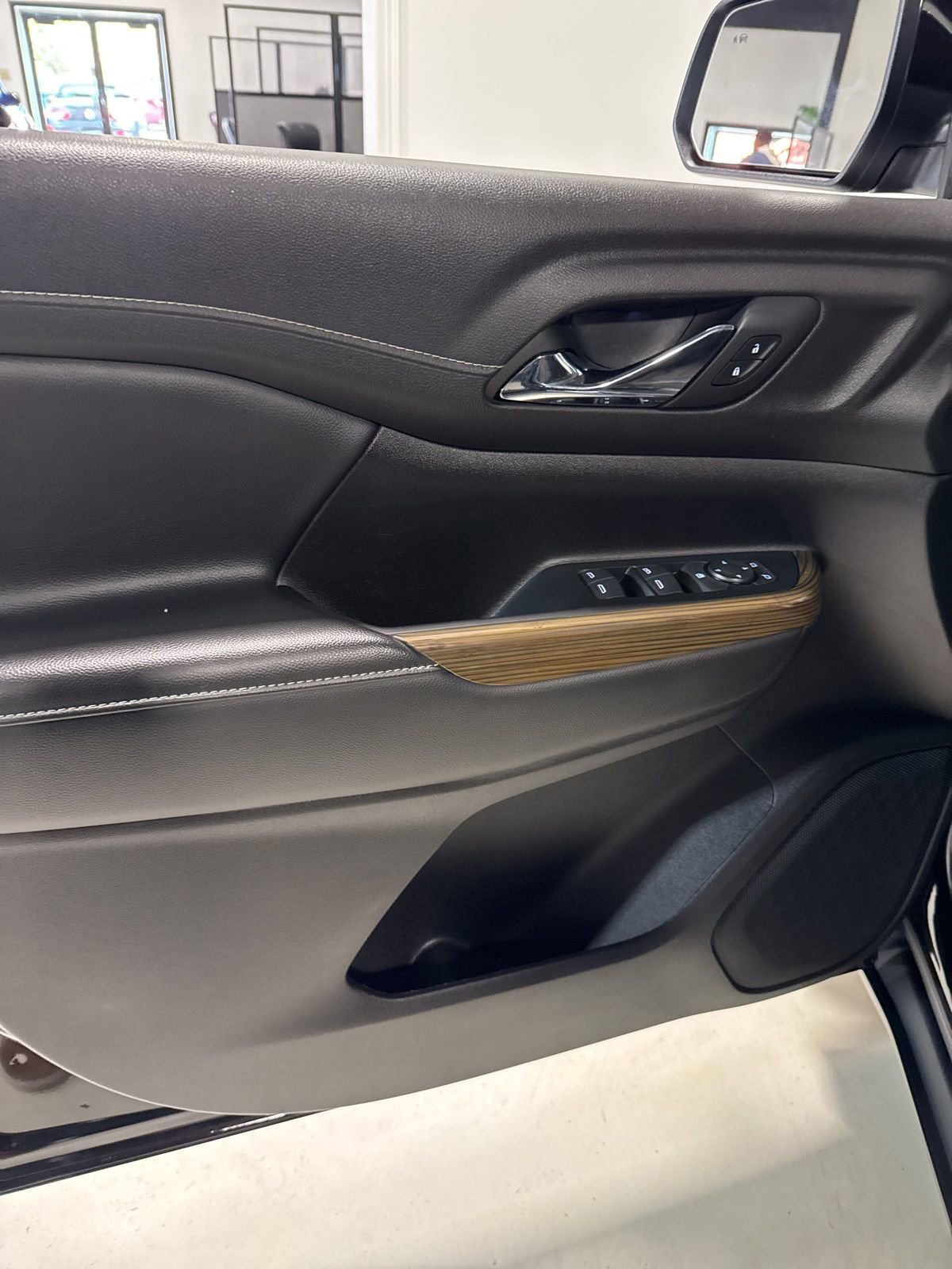 Used 2023 GMC Acadia SLE image 9