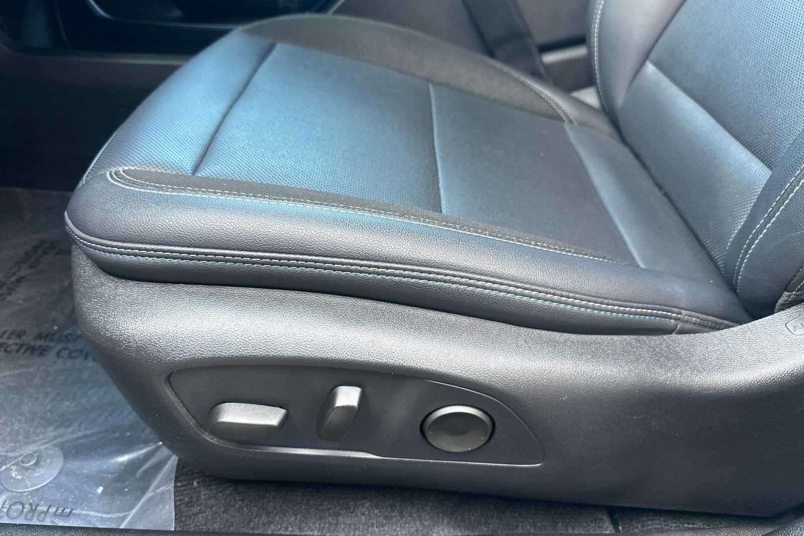 Used 2025 Chevrolet Equinox EV LT w/ Convenience Package image 12