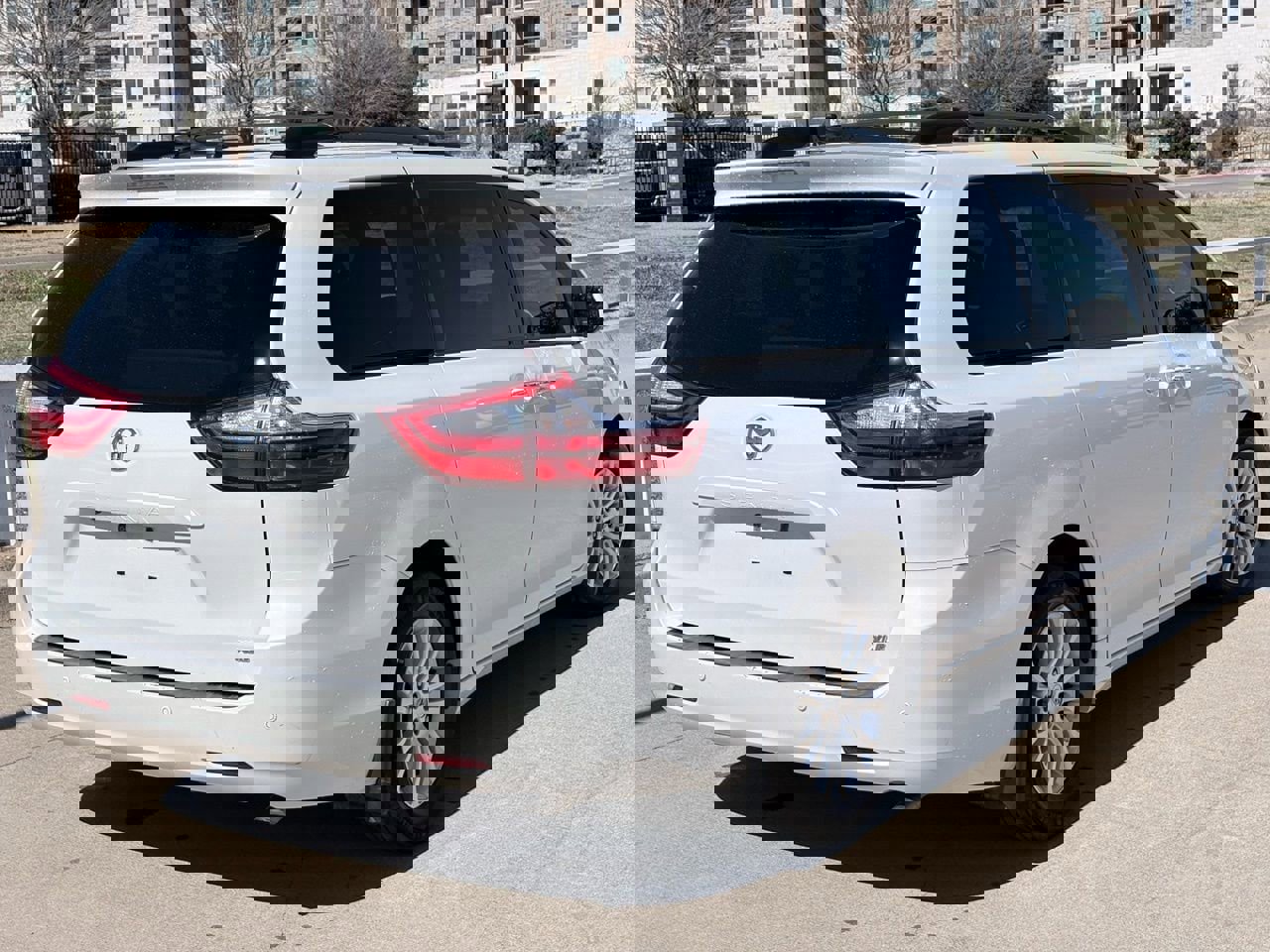 Used 2015 Toyota Sienna XLE w/ XLE Navigation Package image 4