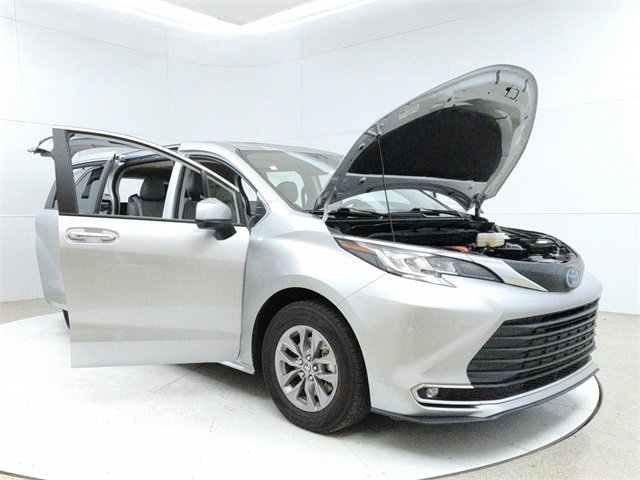 Used 2022 Toyota Sienna XLE image 9