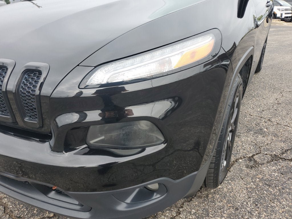 Used 2018 Jeep Cherokee Latitude Plus w/ Cold Weather Group AWD/4WD image 11