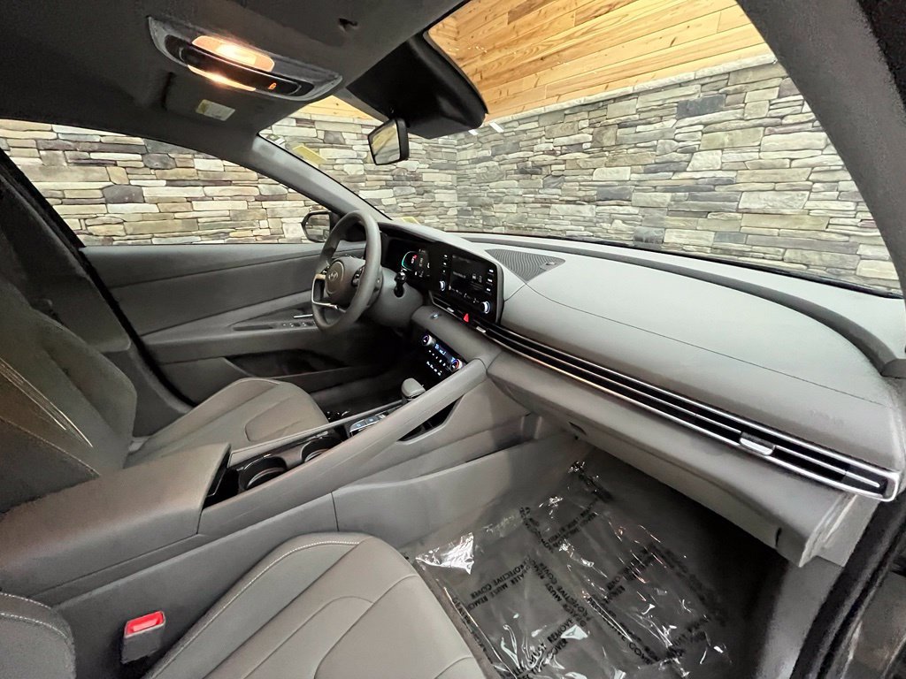 Used 2025 Hyundai Elantra Hybrid FWD image 19