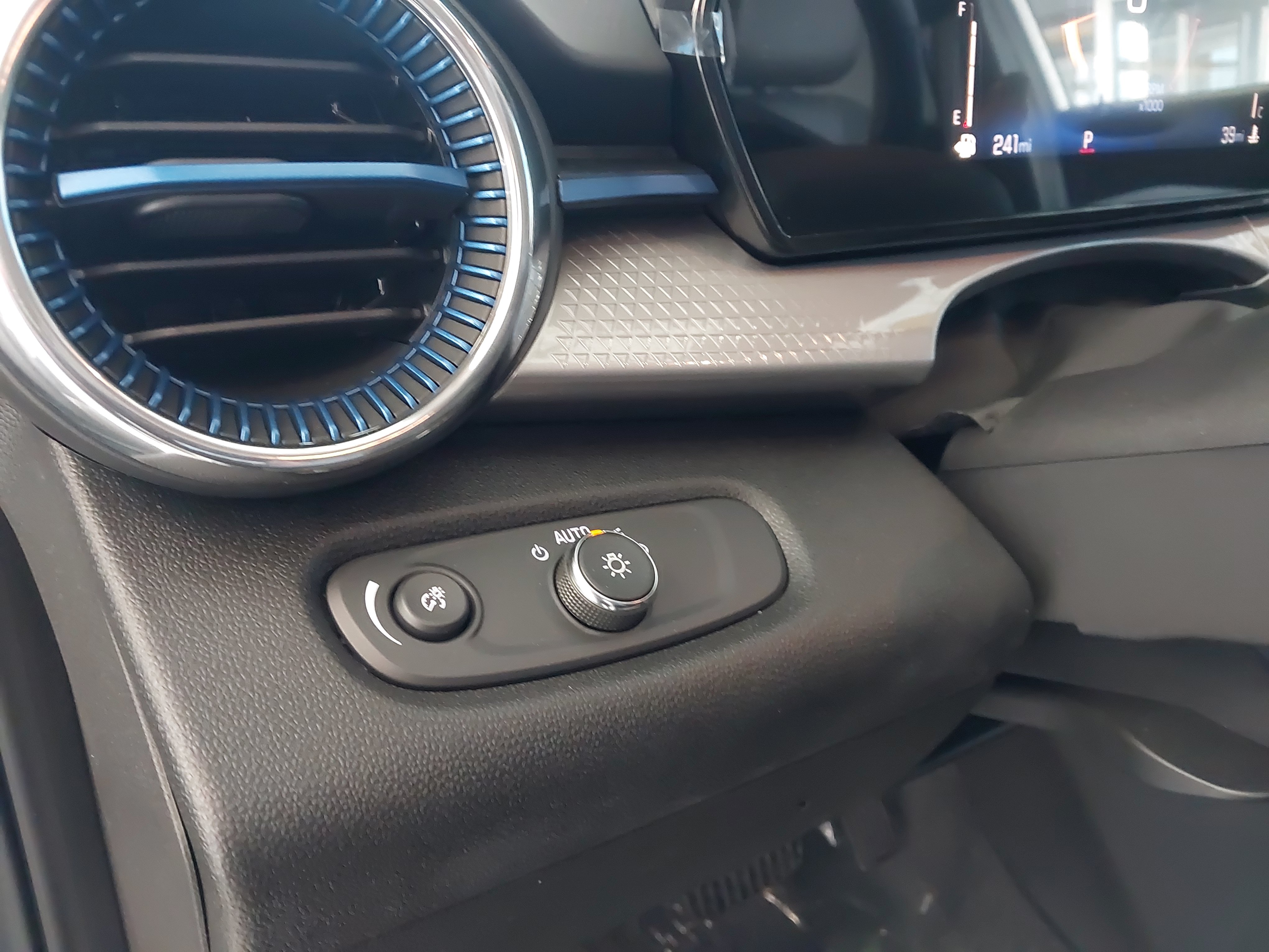 Used 2025 Chevrolet Trax LT w/ Driver Confidence Package FWD image 24