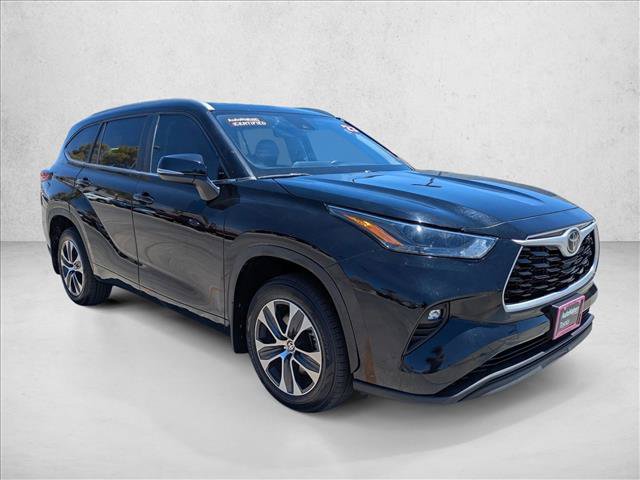 Certified 2023 Toyota Highlander XLE AWD/4WD image 3