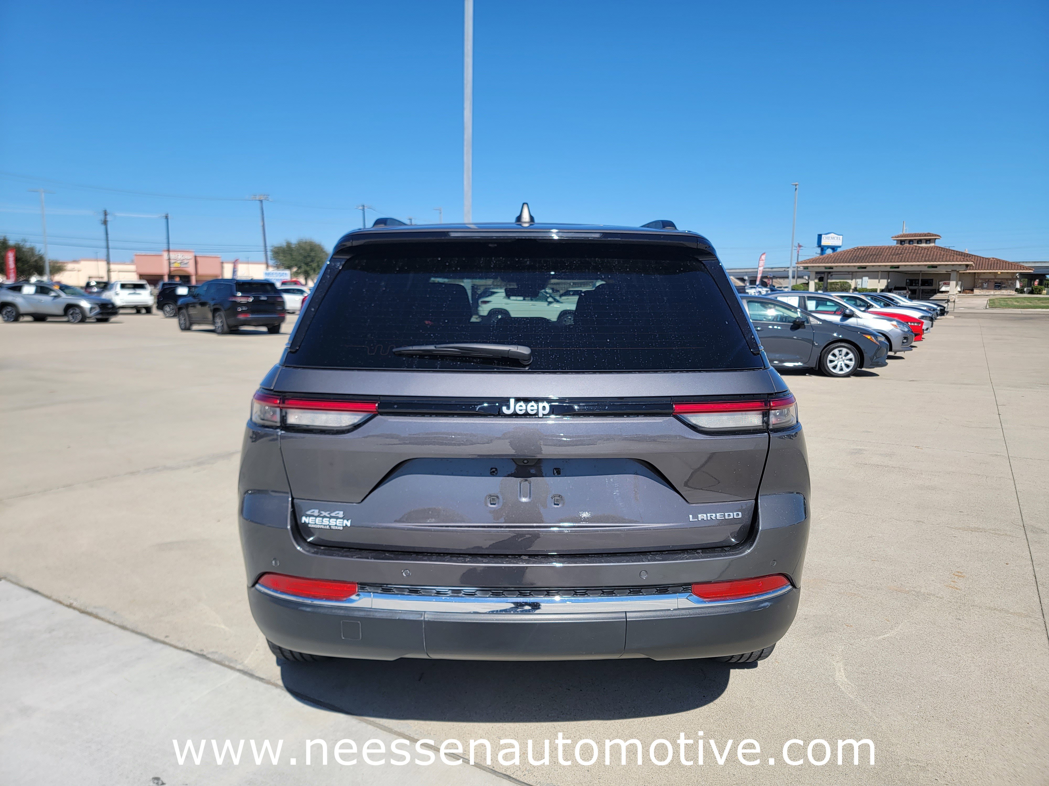 Used 2025 Jeep Grand Cherokee Laredo image 6