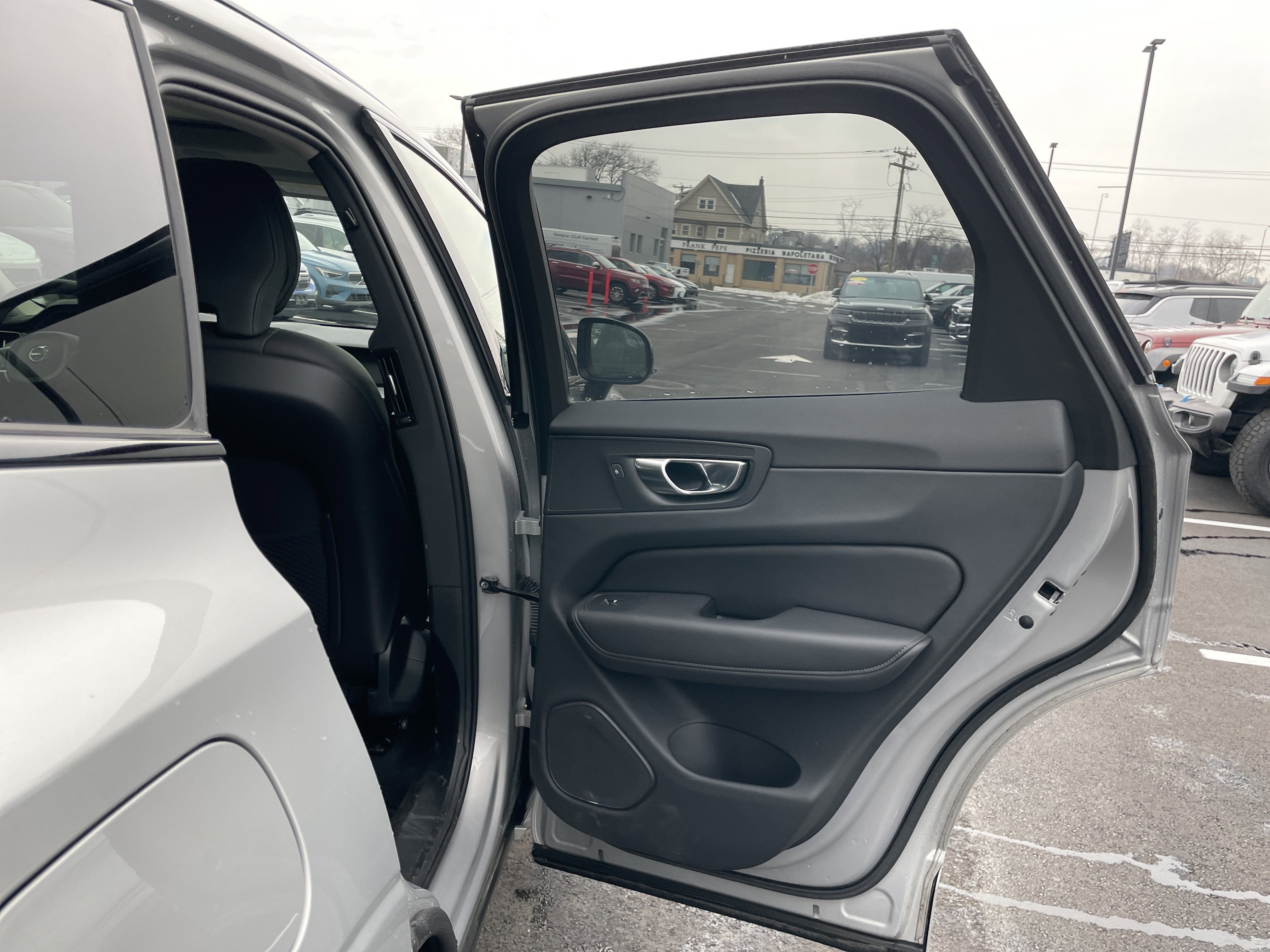 Used 2025 Volvo XC60 B5 Plus image 16