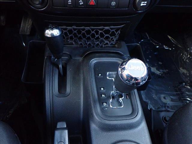 Used 2016 Jeep Wrangler Unlimited Rubicon w/ Connectivity Group image 18