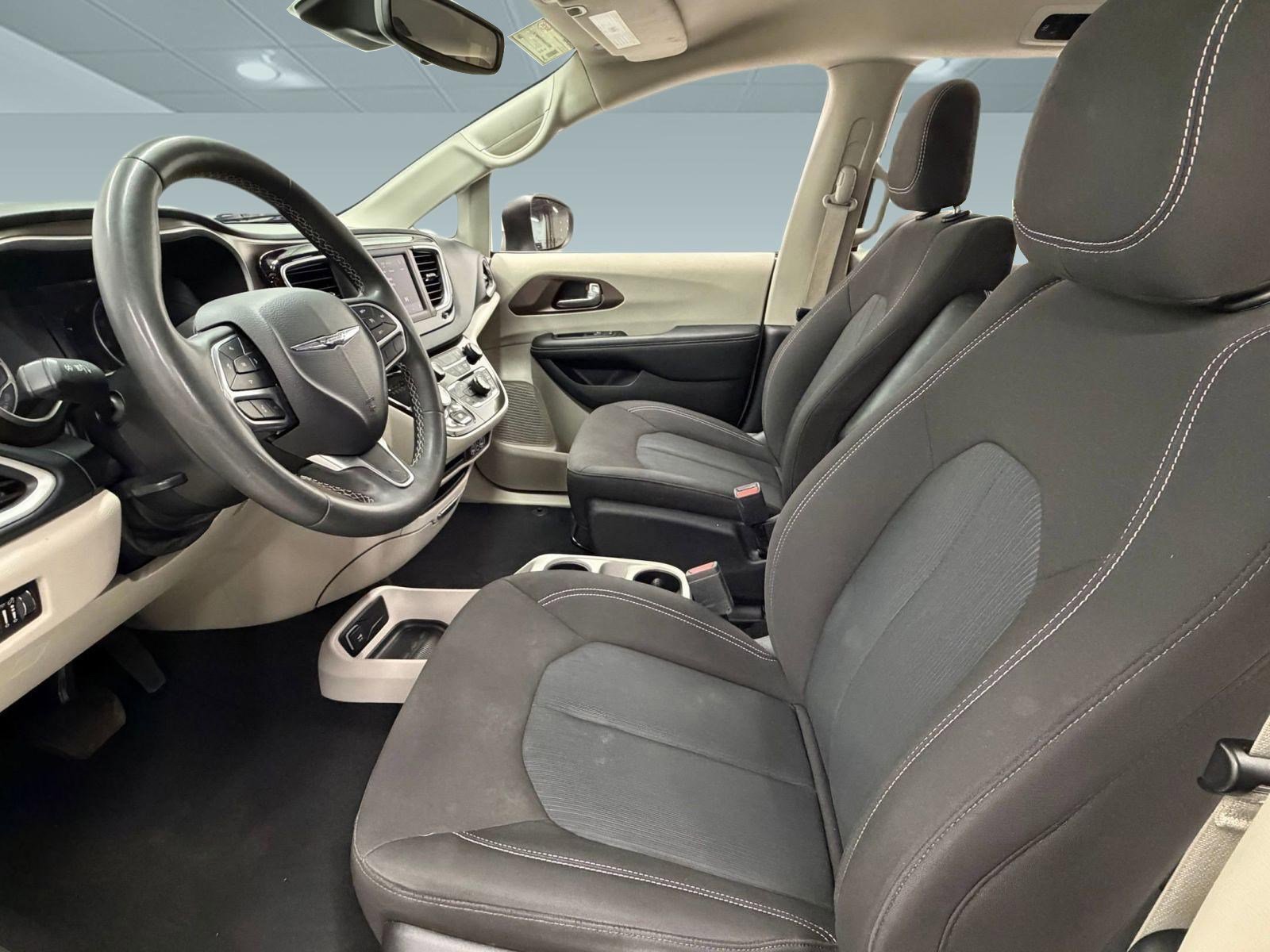 Used 2023 Chrysler Voyager LX image 21