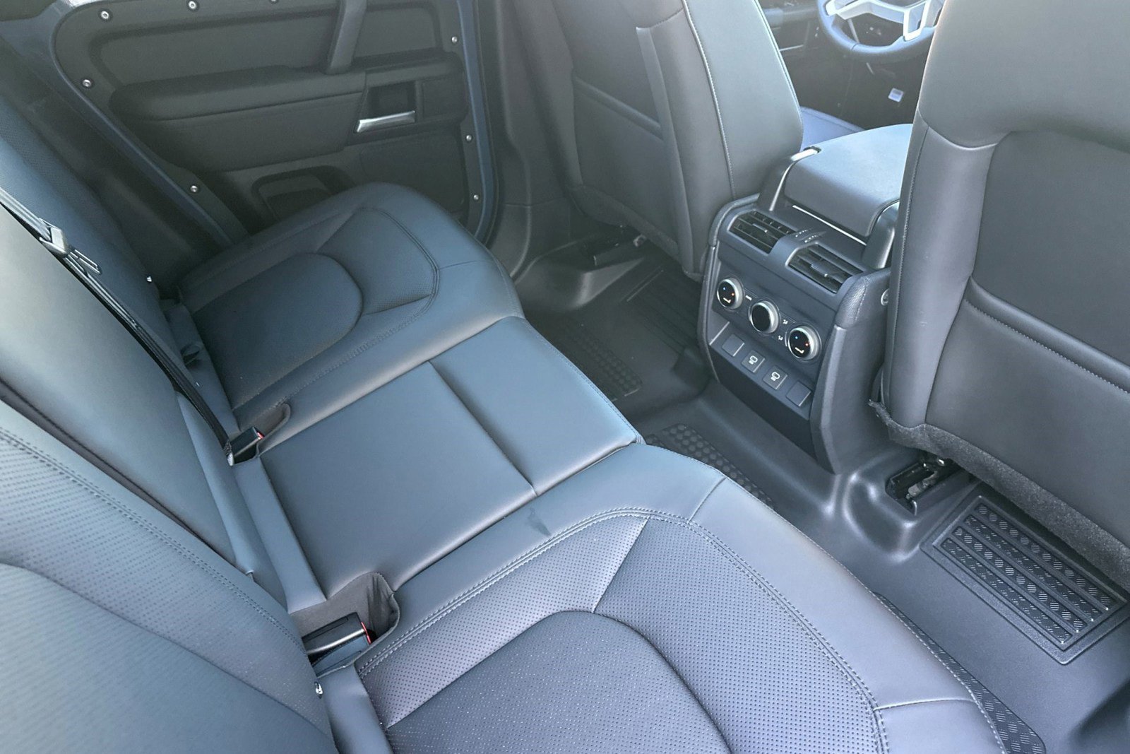 Used 2025 Land Rover Defender 110 S image 30