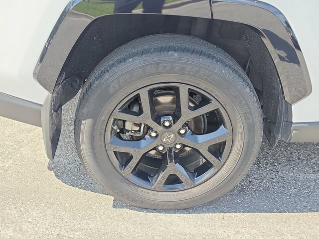 Used 2024 Toyota RAV4 XLE FWD image 5