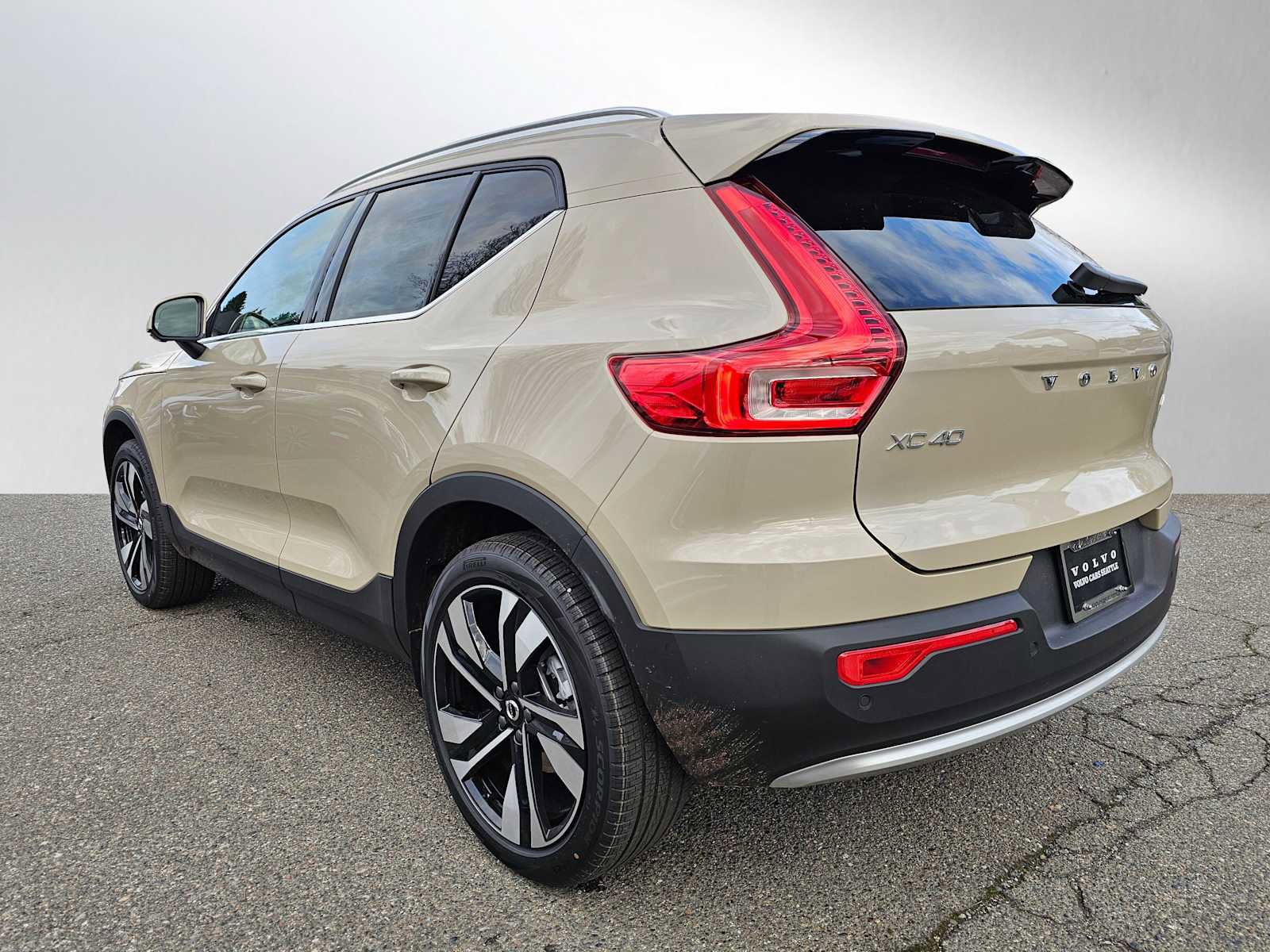 New 2025 Volvo XC40 B5 Ultra w/ Climate Package image 5