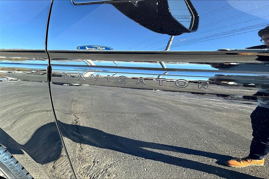 New 2026 Lincoln Navigator Reserve w/ Jet Appearance Package image 9