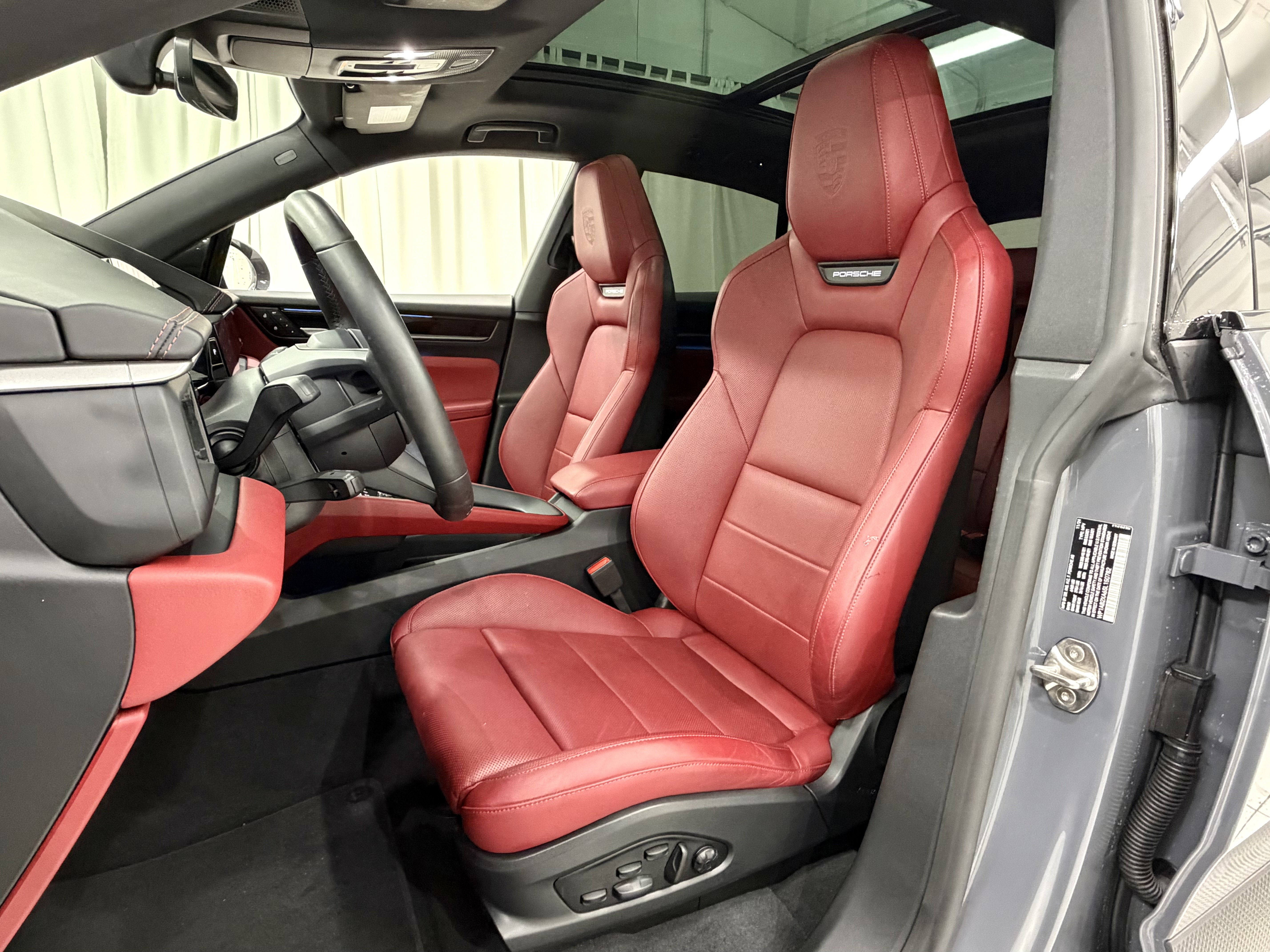Used 2025 Porsche Macan 4S Electric AWD/4WD image 33