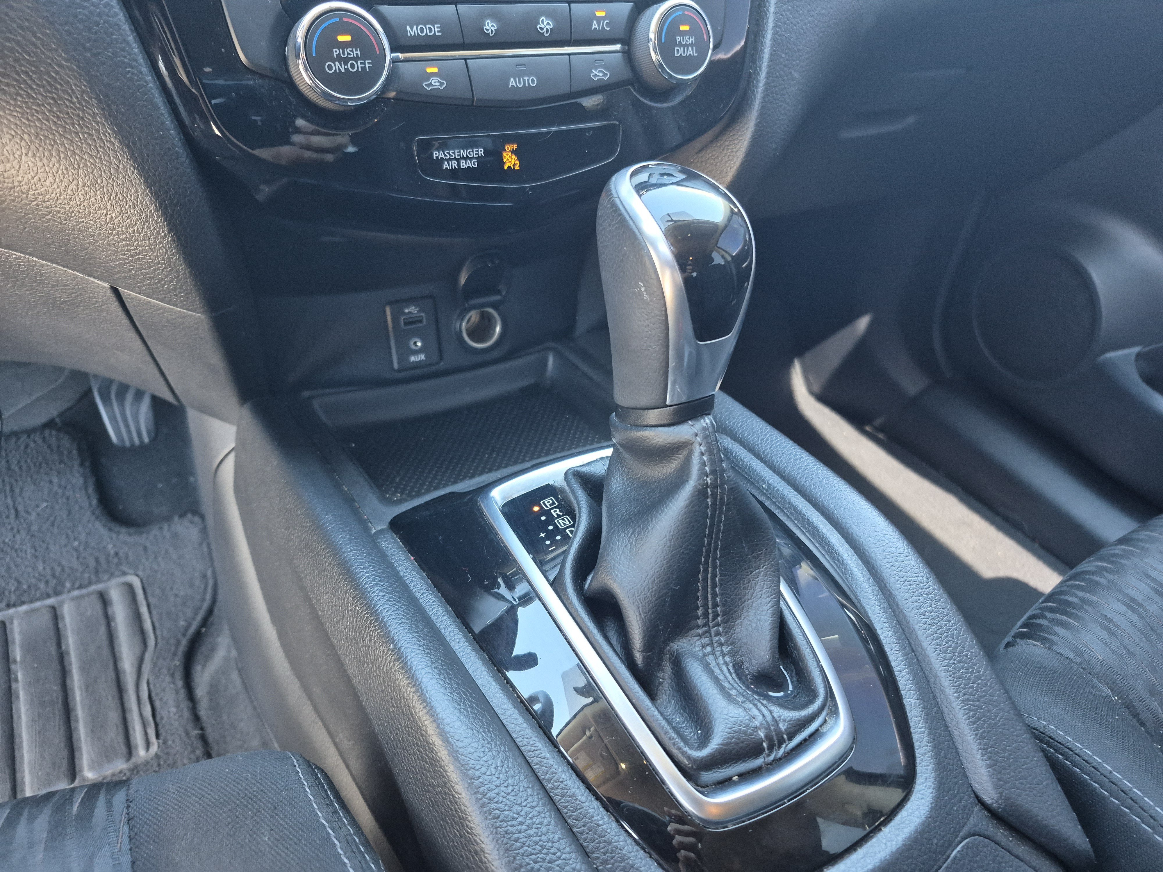 Used 2017 Nissan Rogue SV w/ SV Premium Package FWD image 11