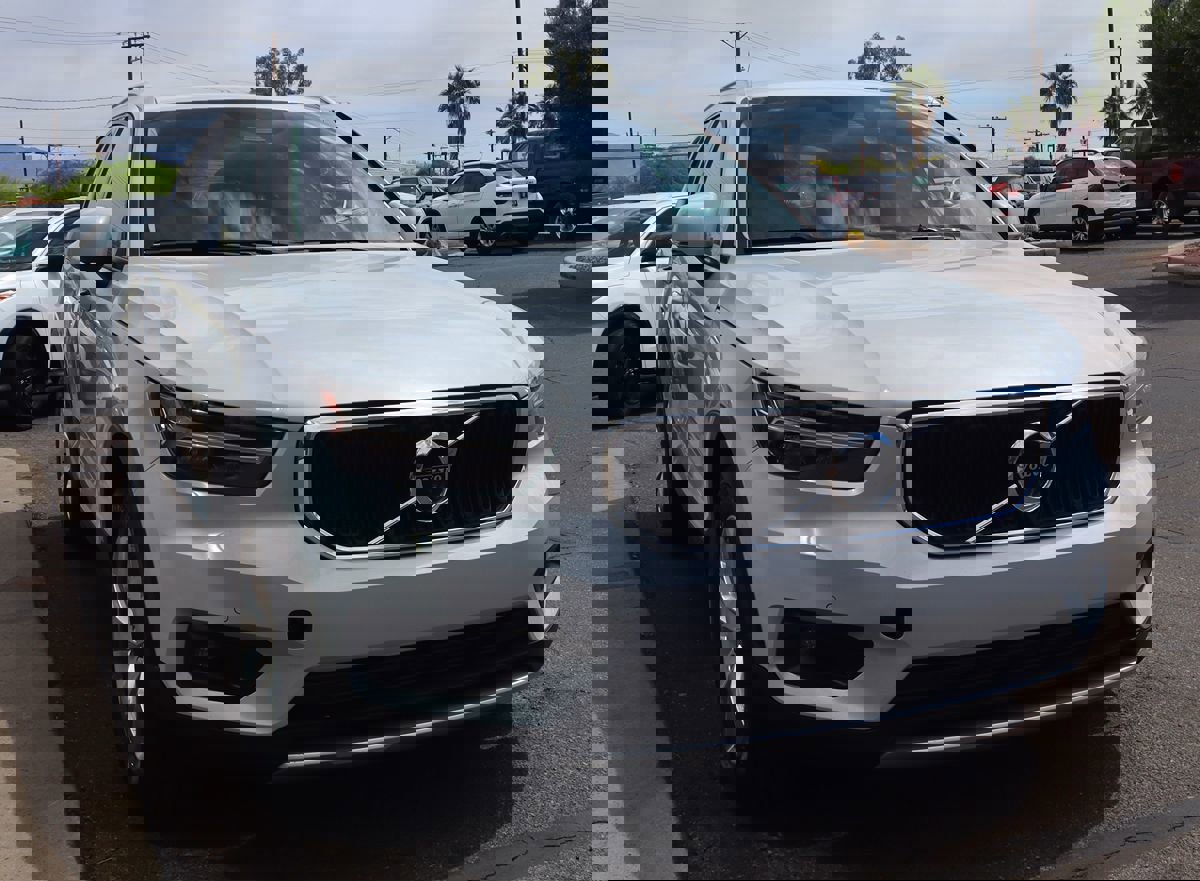 Used 2022 Volvo XC40 T4 Momentum image 13