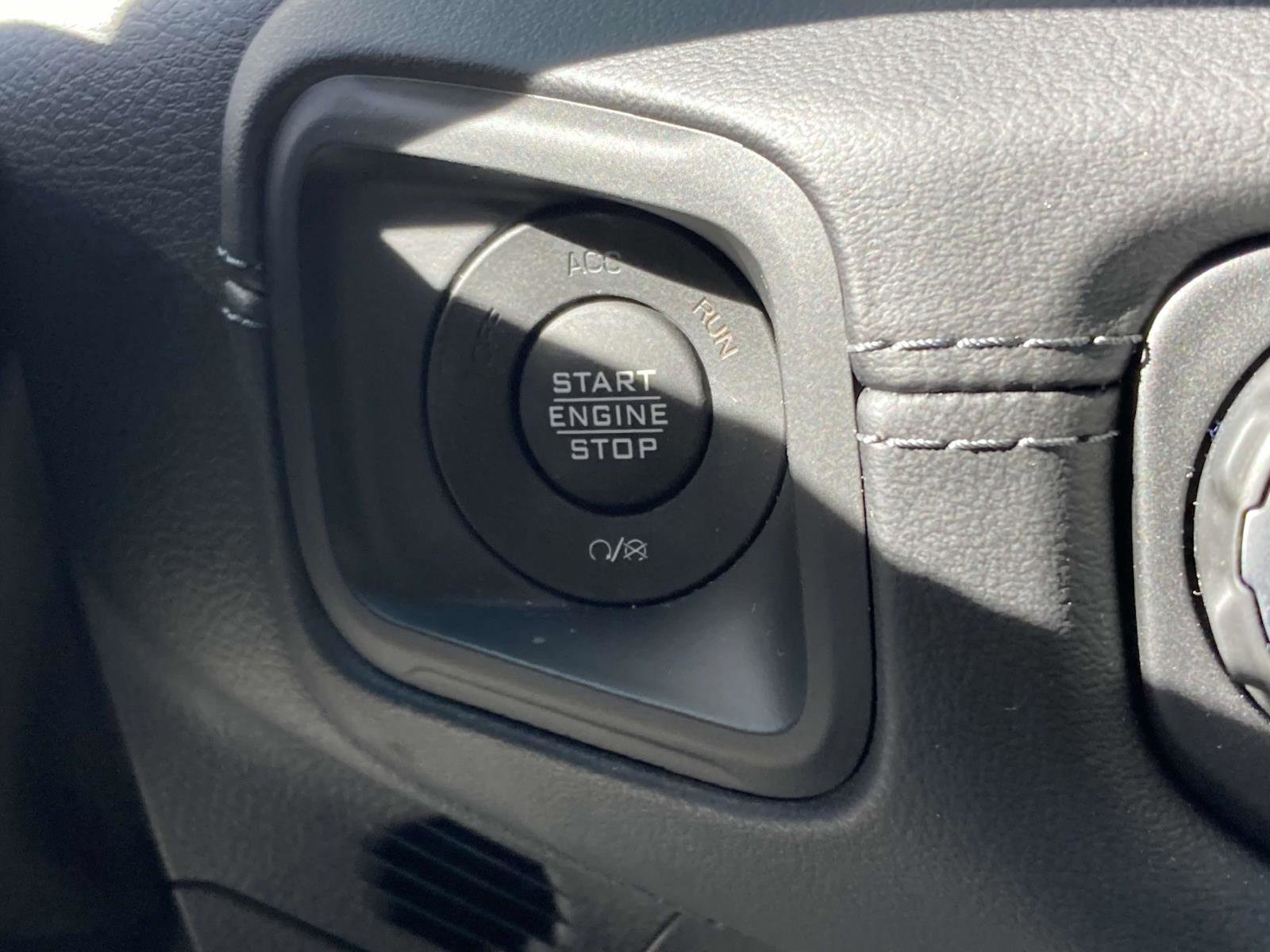 Used 2025 Jeep Gladiator Rubicon w/ Convenience Group image 16