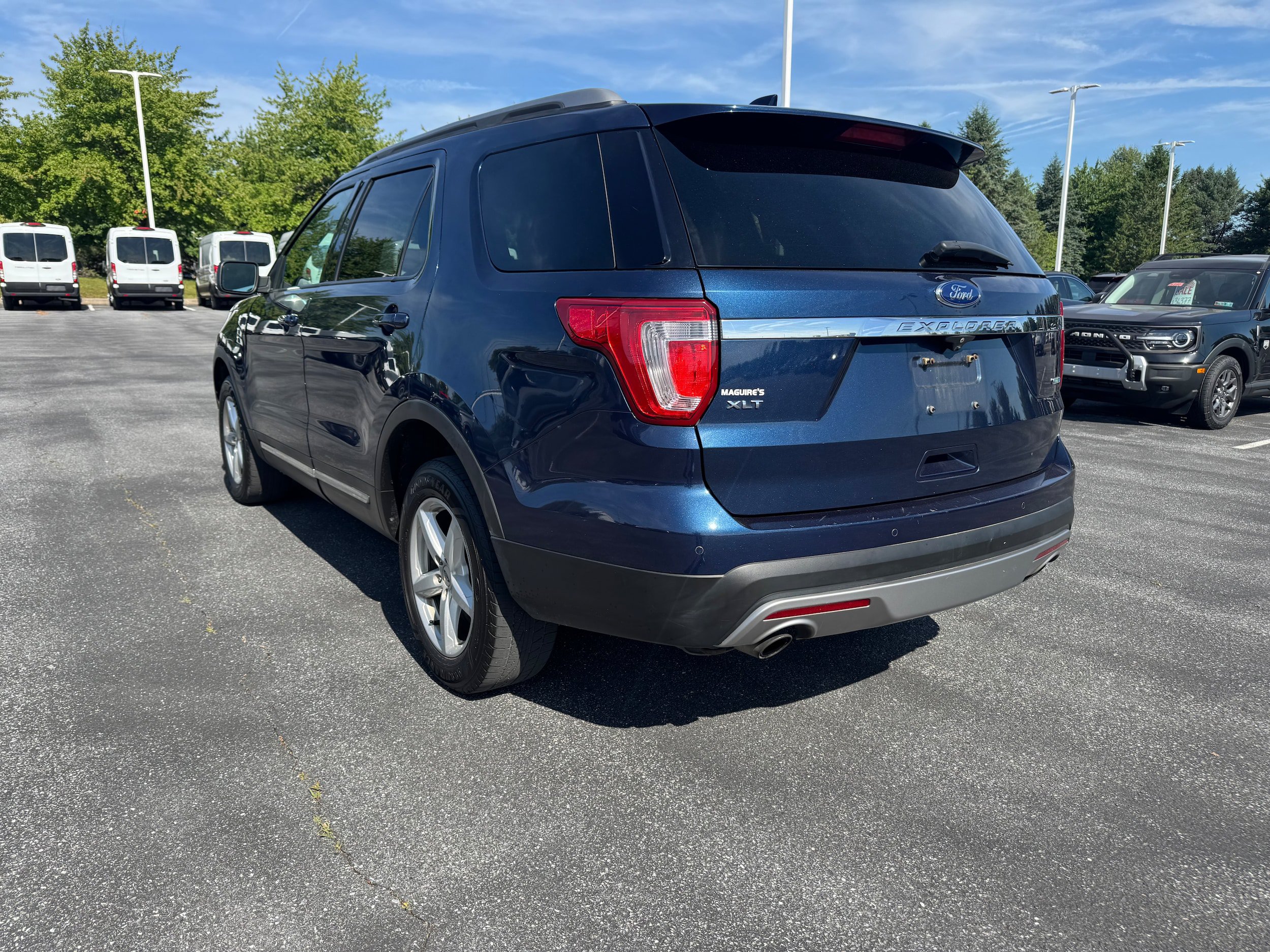 Used 2017 Ford Explorer XLT w/ Equipment Group 202A AWD/4WD image 3