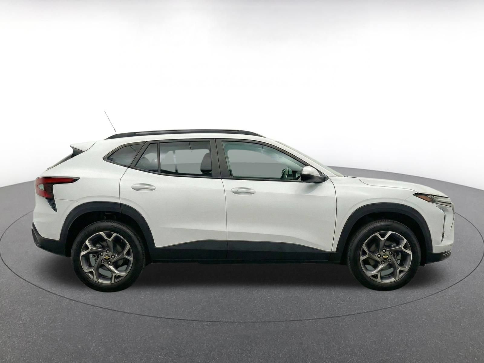 Used 2025 Chevrolet Trax LT w/ LT Convenience Package FWD image 8