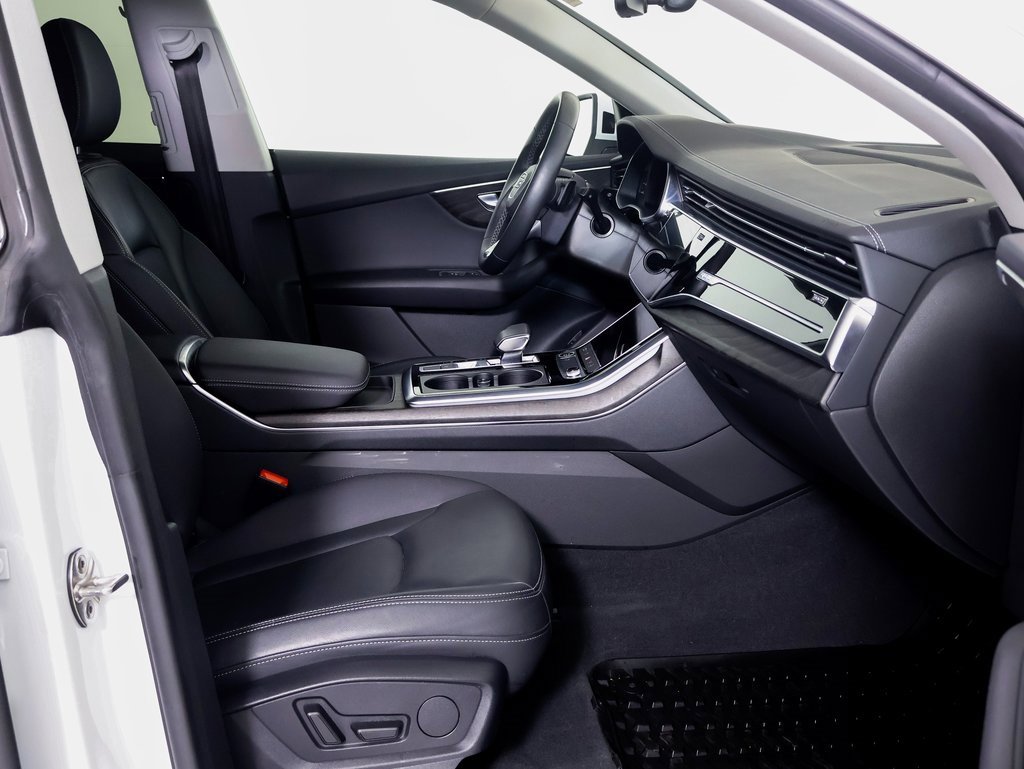 Used 2023 Audi Q8 Premium image 8