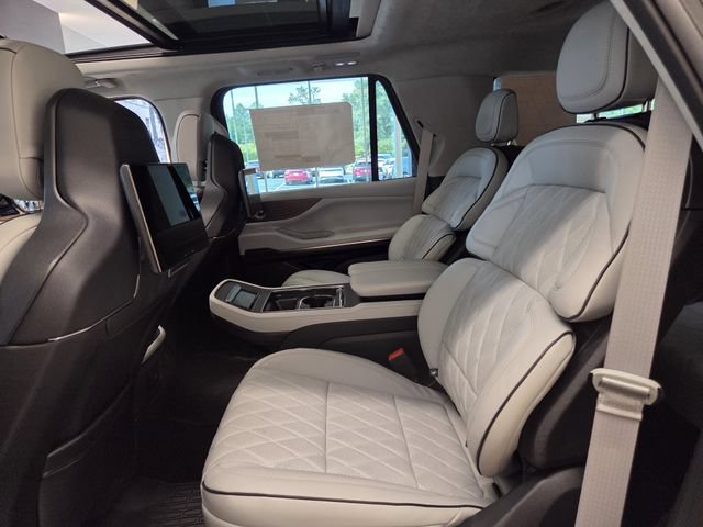 New 2027 Lincoln Navigator Black Label w/ Black Label Special Edition AWD/4WD image 17