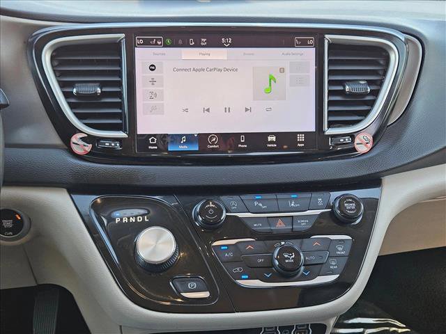 Used 2023 Chrysler Pacifica Touring-L image 19