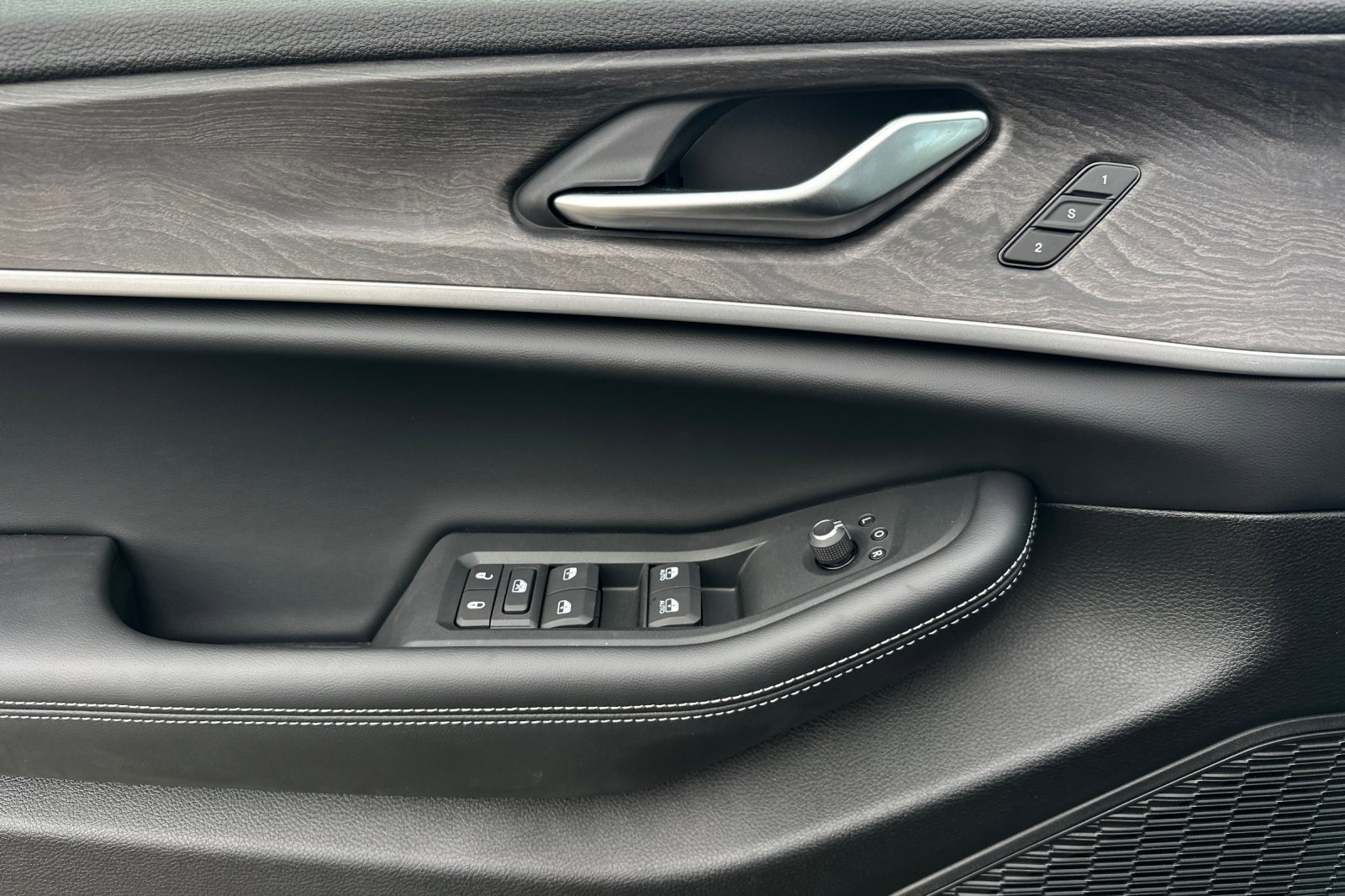 New 2025 Jeep Grand Cherokee L Limited w/ Black Appearance Package image 10