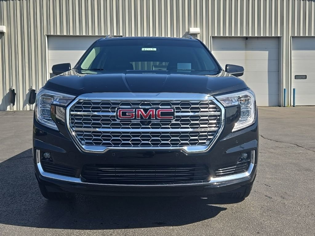 Used 2023 GMC Terrain Denali w/ Black Diamond Edition AWD/4WD image 2