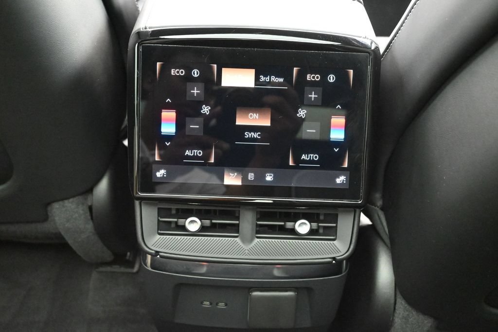Certified 2026 Cadillac Vistiq Platinum w/ LPO, Floor Liner Package AWD/4WD image 25