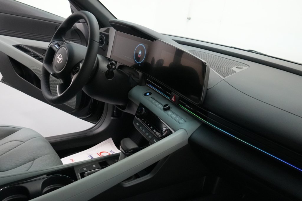 Certified 2025 Hyundai Elantra Limited FWD image 42