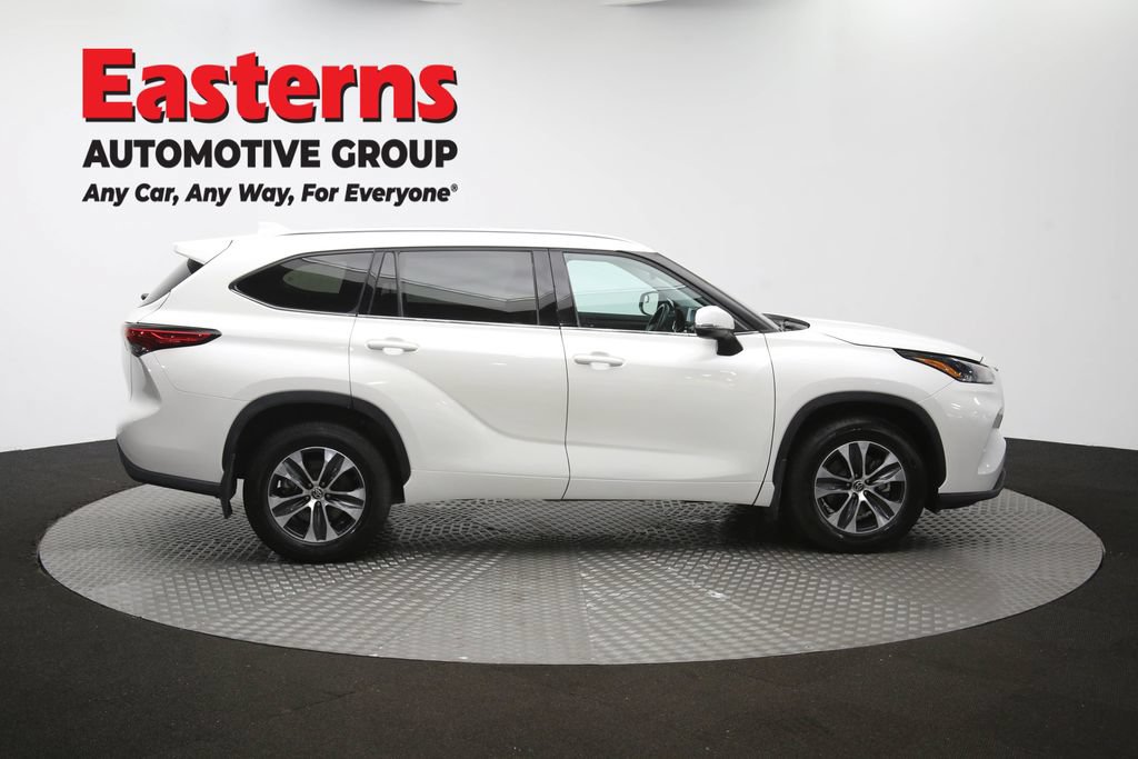 Used 2021 Toyota Highlander XLE AWD/4WD image 46