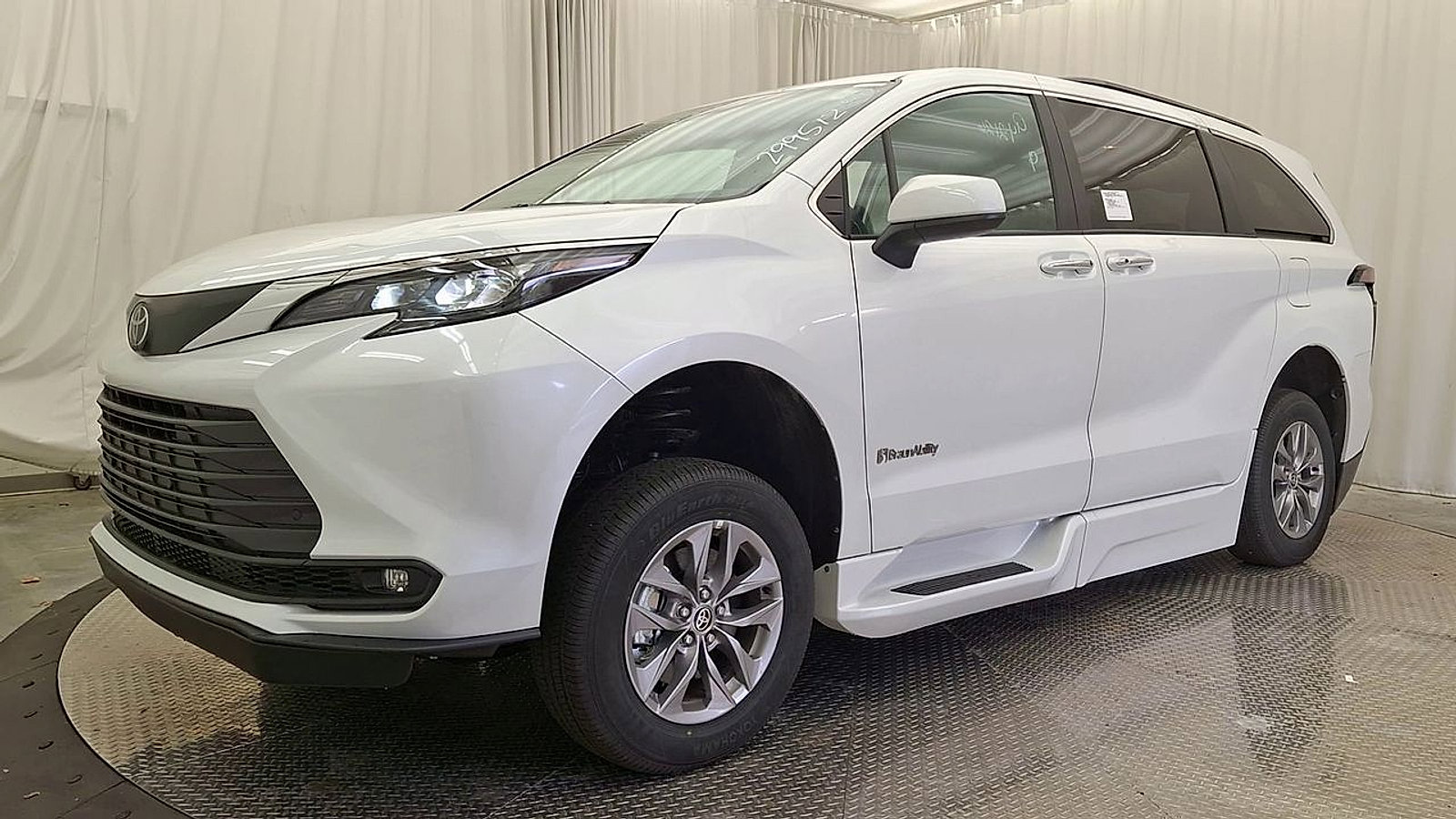 Used 2026 Toyota Sienna XLE FWD image 7