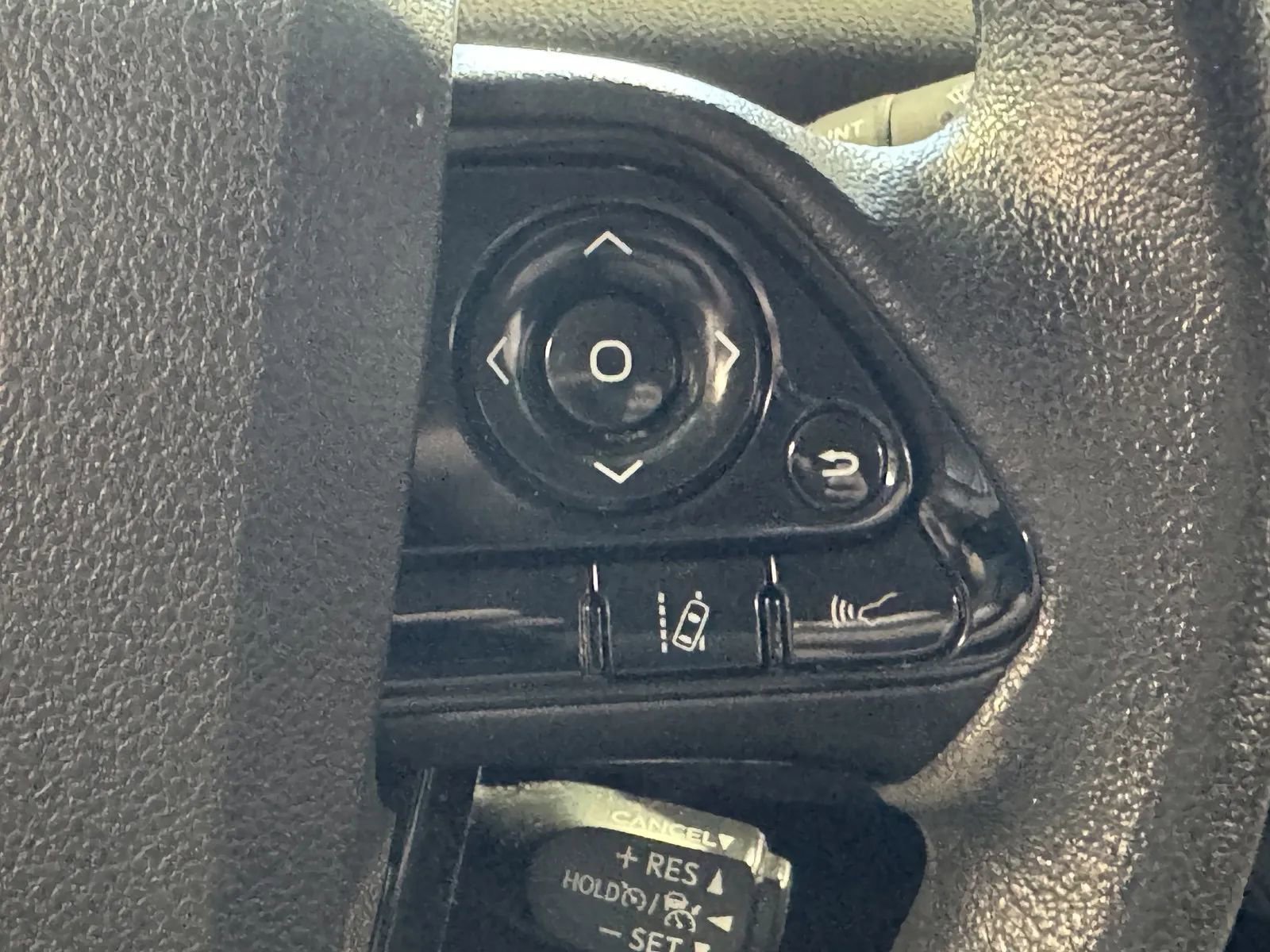 Used 2022 Toyota Prius L Eco FWD image 15