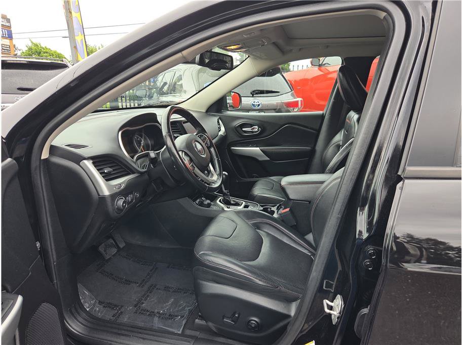 Used 2018 Jeep Cherokee Trailhawk AWD/4WD image 14