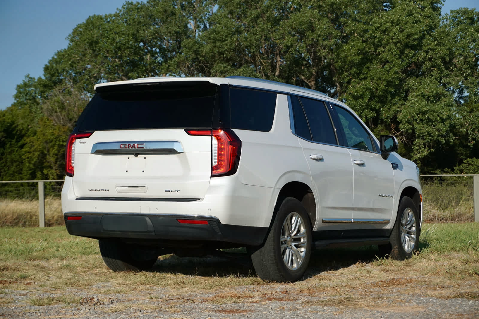 Used 2021 GMC Yukon SLT w/ SLT Premium Package AWD/4WD image 4