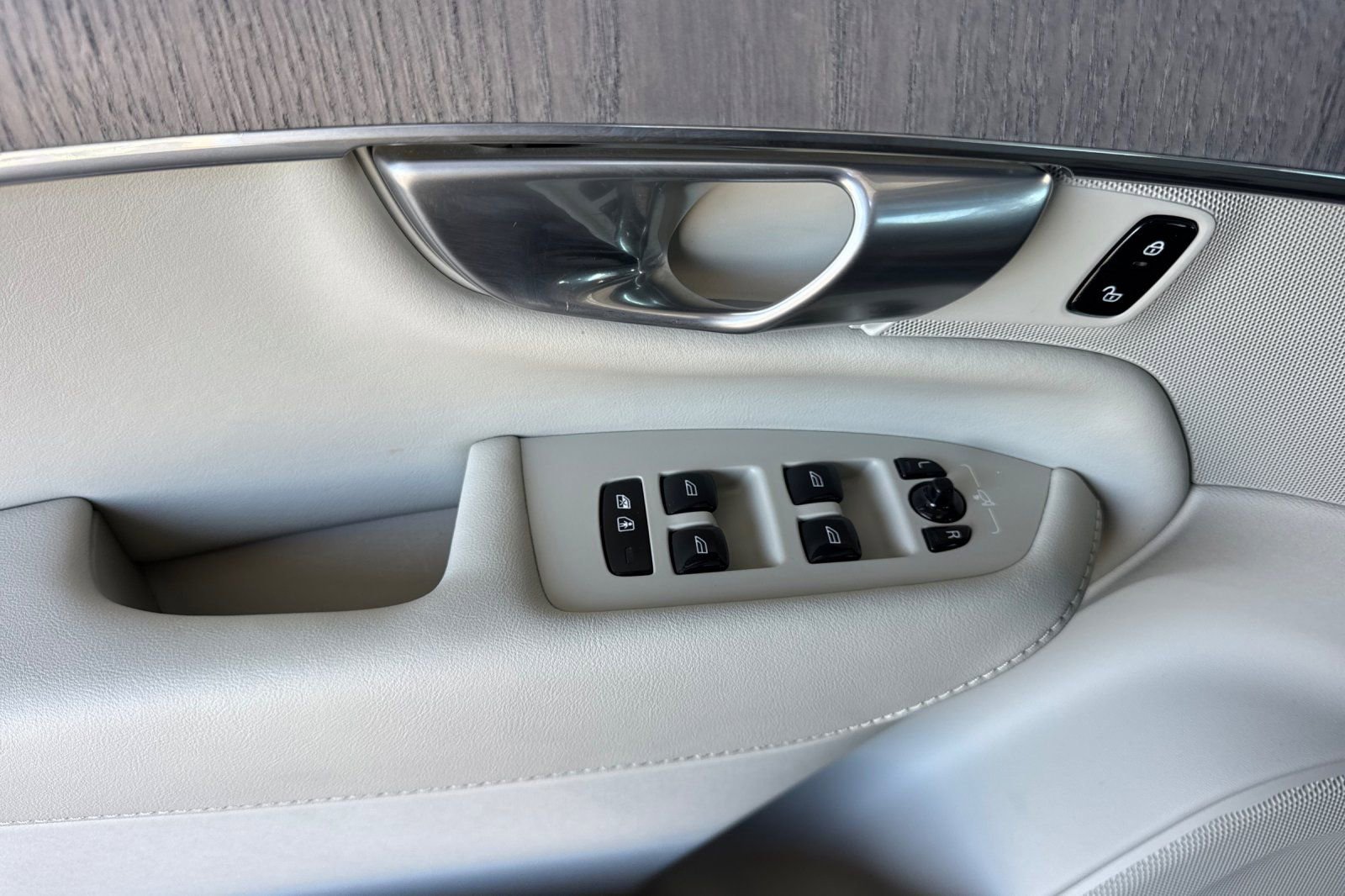 Certified 2024 Volvo XC90 T8 Plus w/ Protection Package Premier image 15