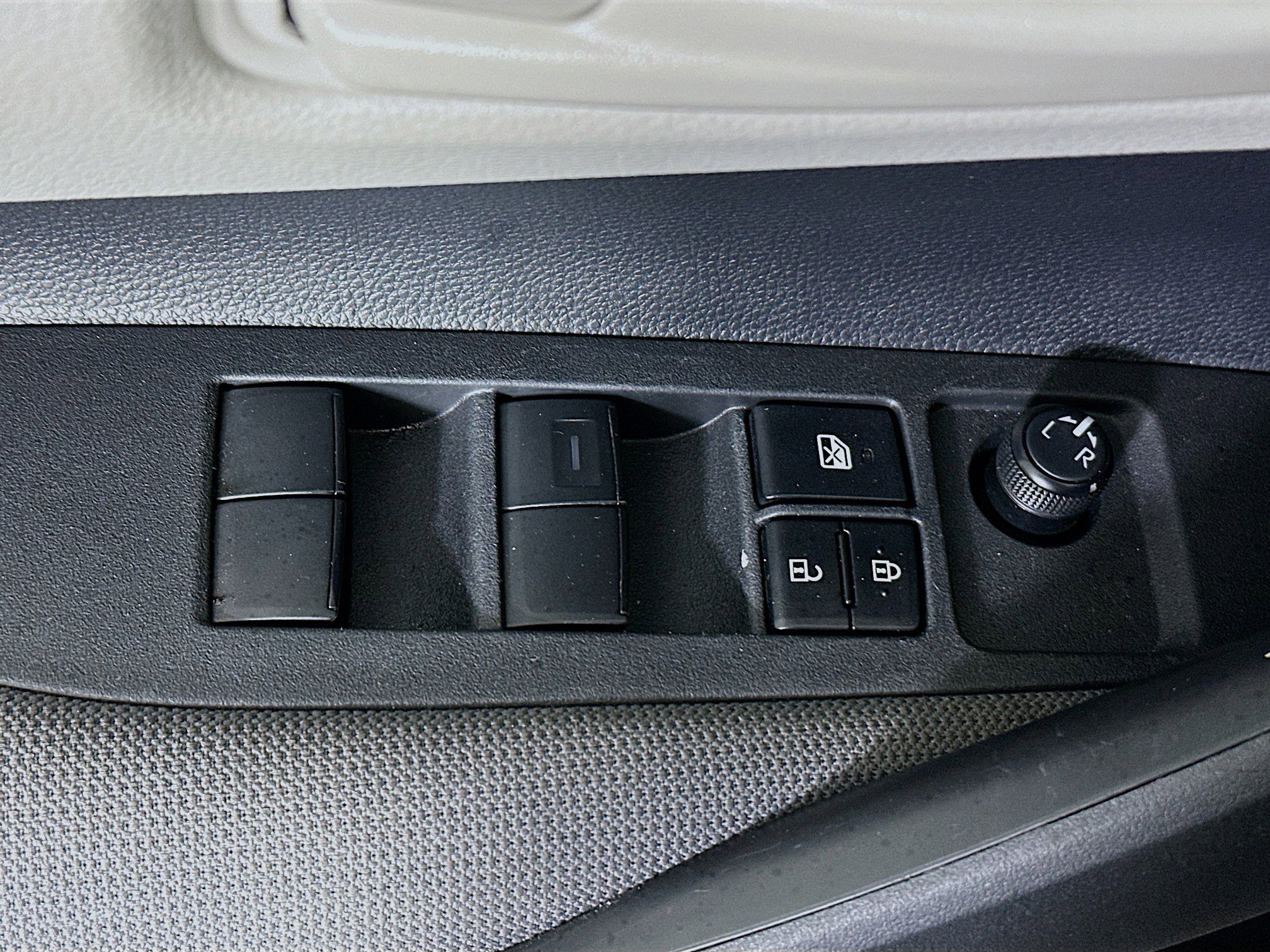 Used 2025 Toyota Corolla LE FWD image 14