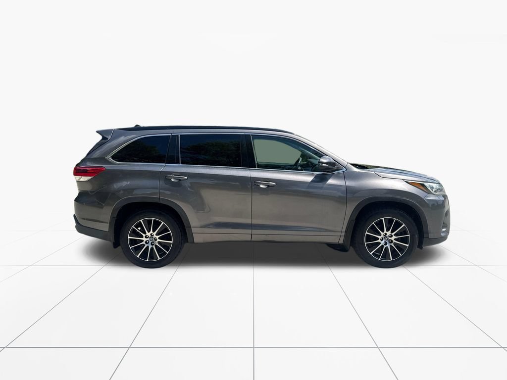 Used 2017 Toyota Highlander SE AWD/4WD image 9