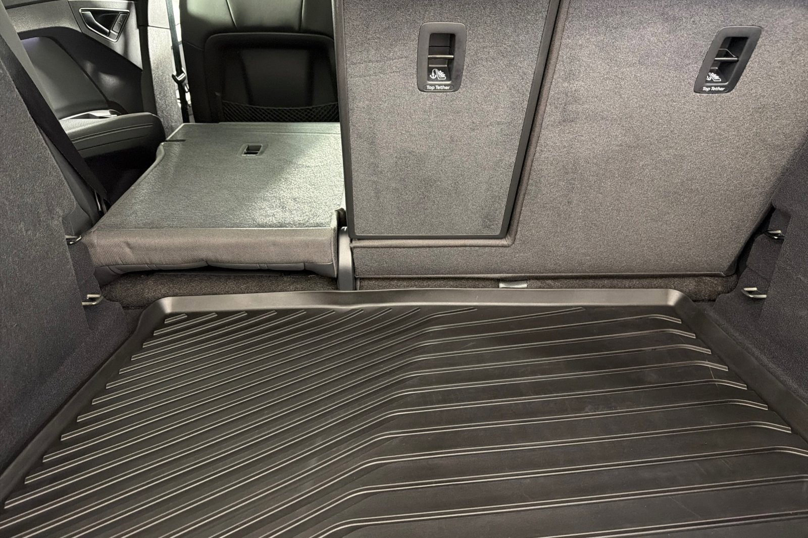 Used 2025 Audi Q4 e-tron Premium w/ Convenience Package image 14