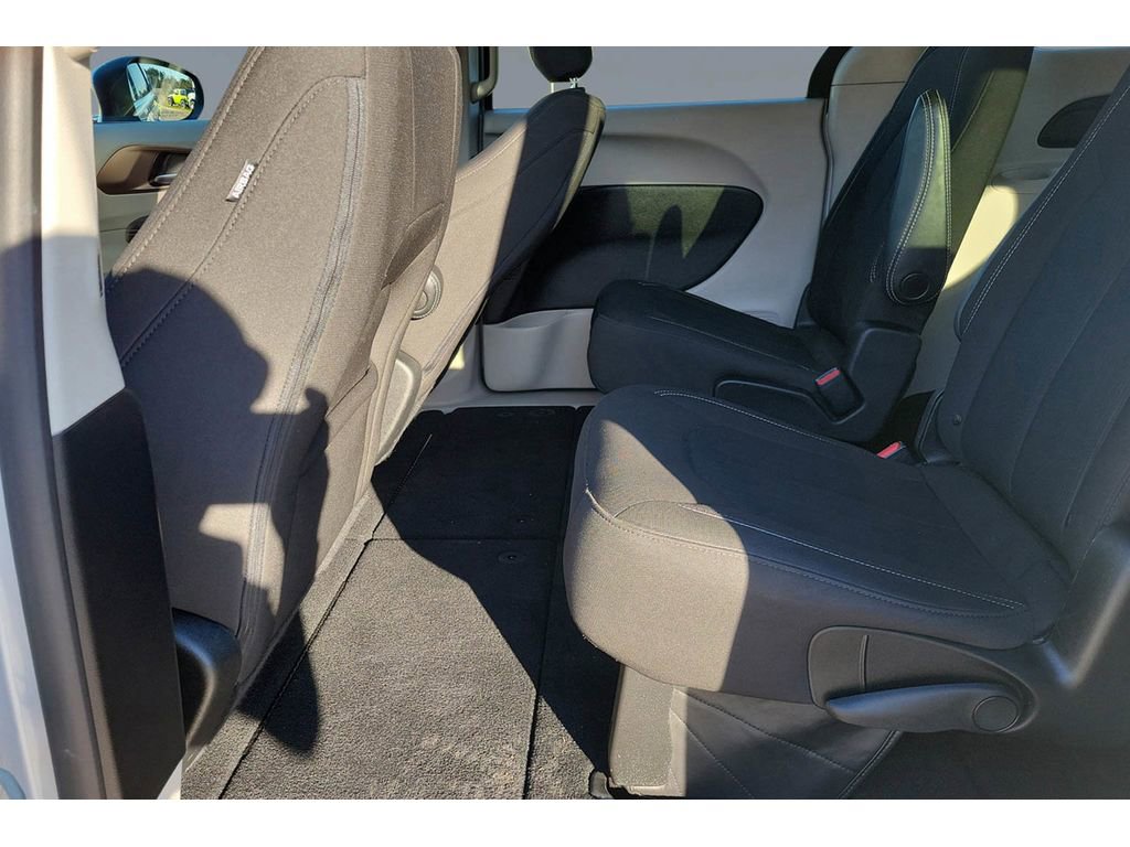 Used 2023 Chrysler Voyager LX image 16