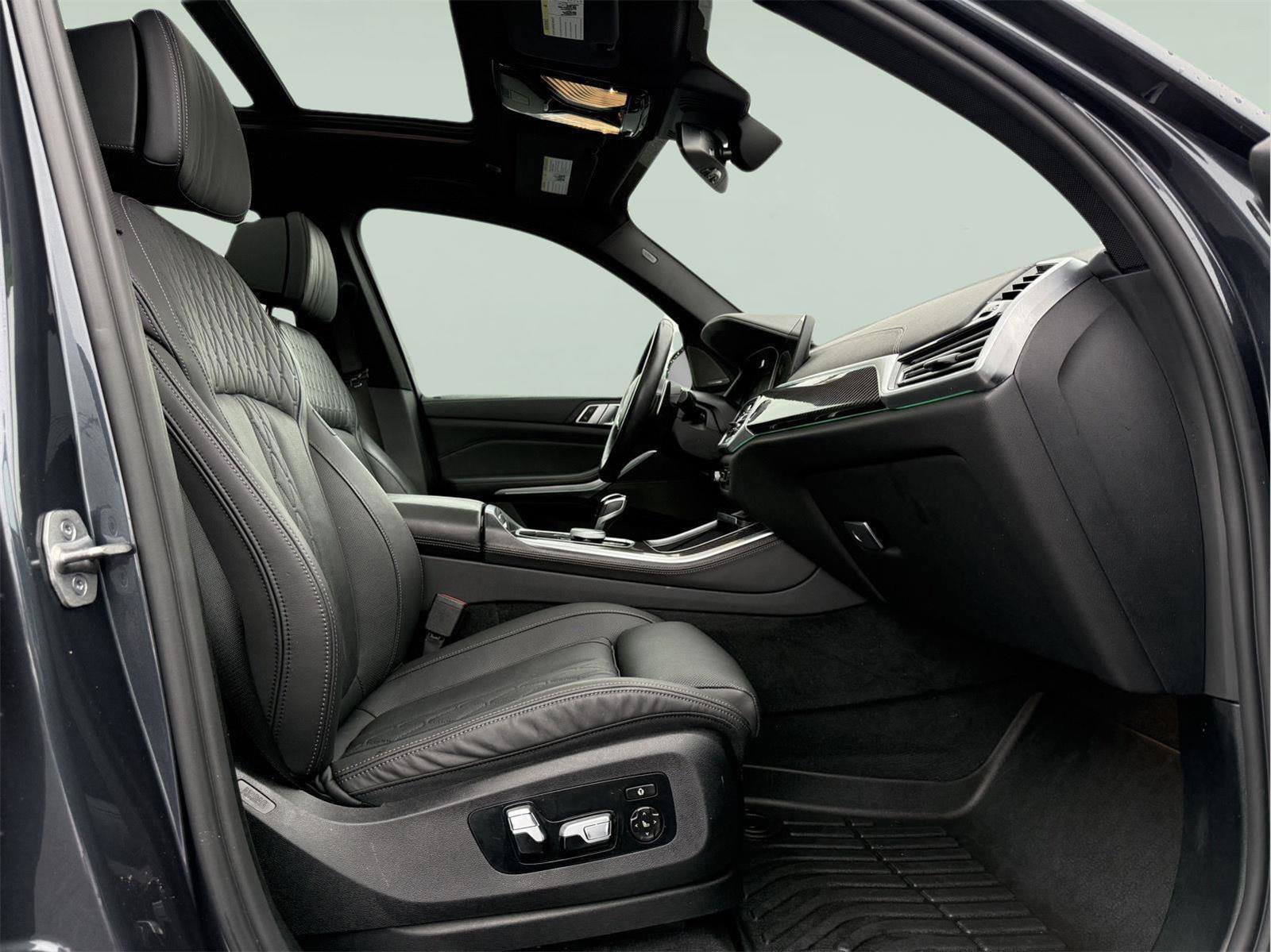 Used 2022 BMW X5 M50i image 25