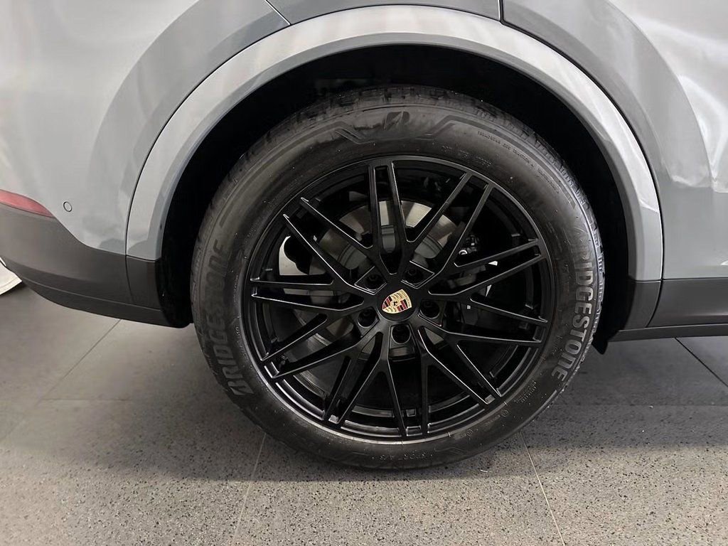 Used 2024 Porsche Cayenne Coupe image 9