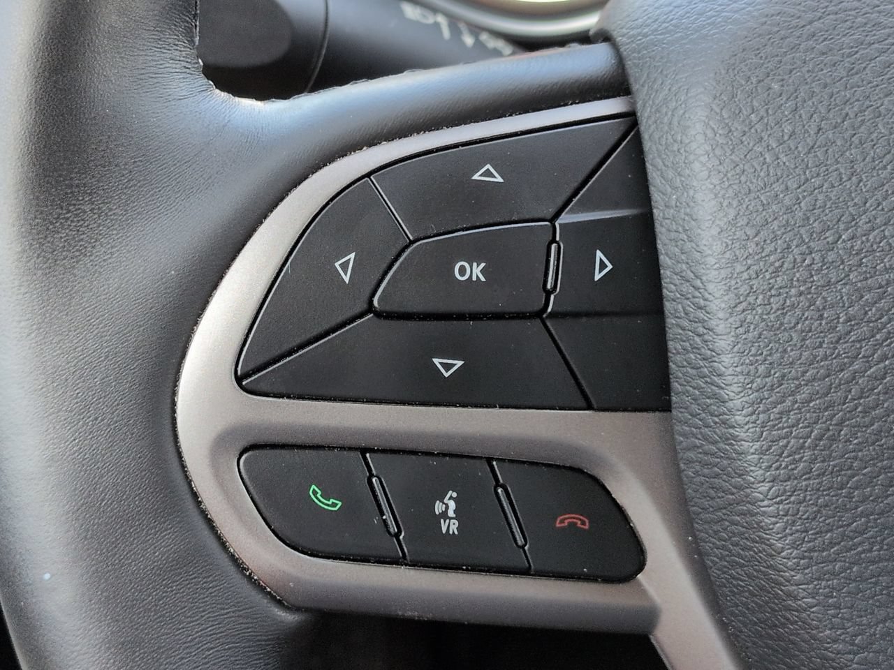 Used 2019 Jeep Cherokee Overland w/ Technology Group FWD image 26