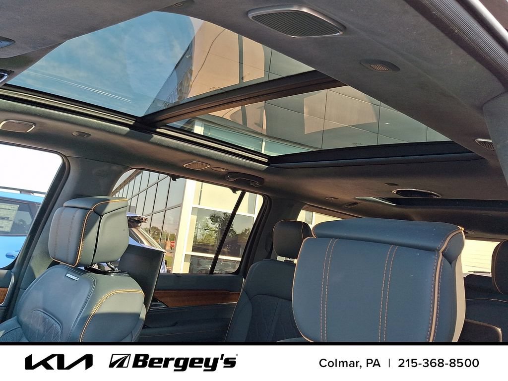 Used 2023 Jeep Grand Wagoneer Series III w/ Rear Seat Video Group 1 AWD/4WD image 19