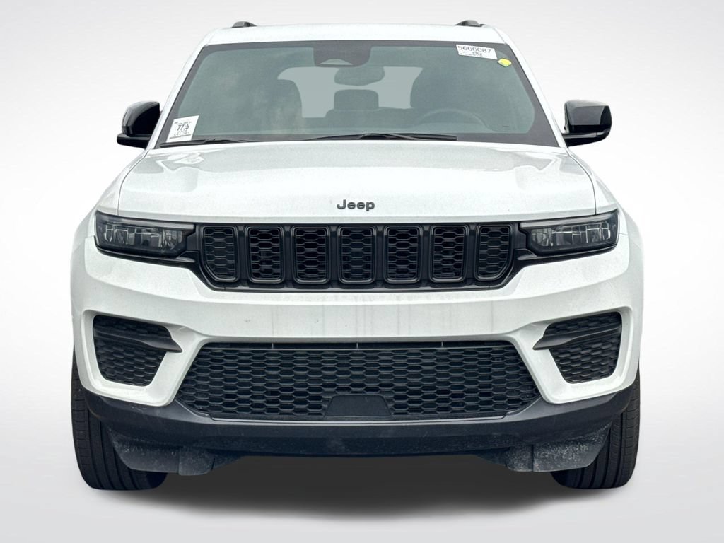 Used 2024 Jeep Grand Cherokee Altitude AWD/4WD image 3