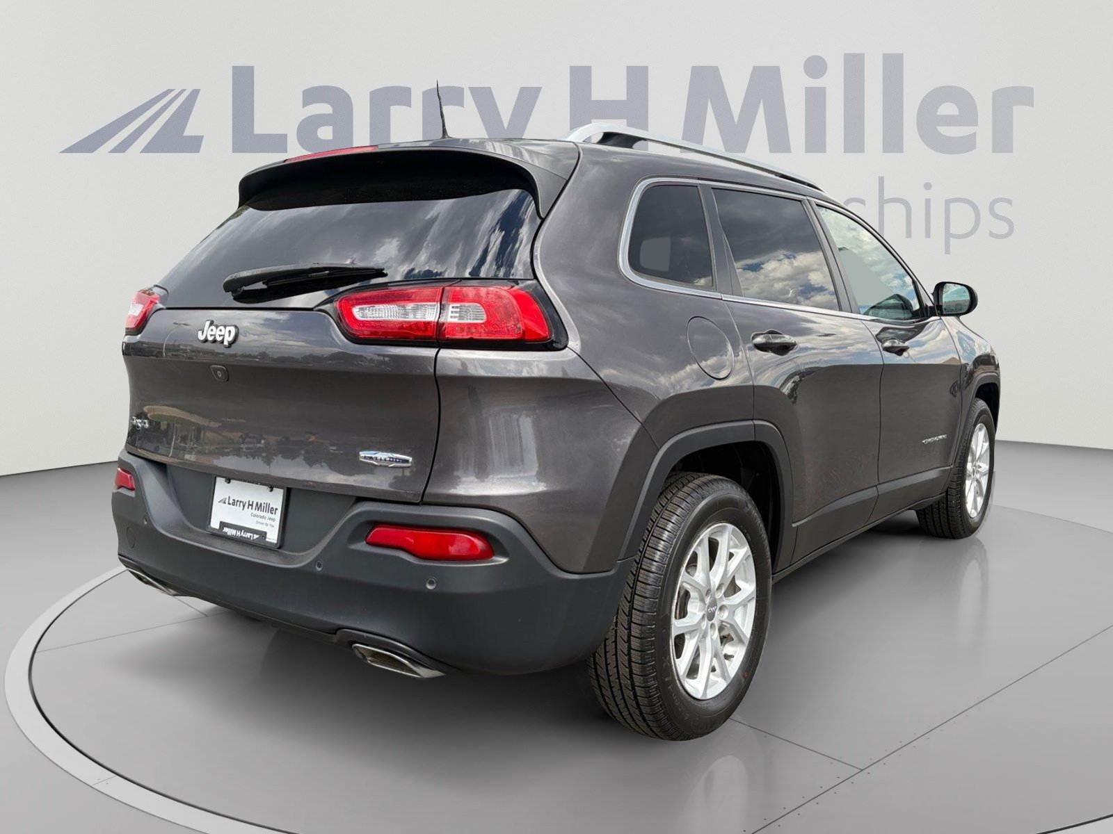 Used 2018 Jeep Cherokee Latitude Plus w/ Cold Weather Group AWD/4WD image 5
