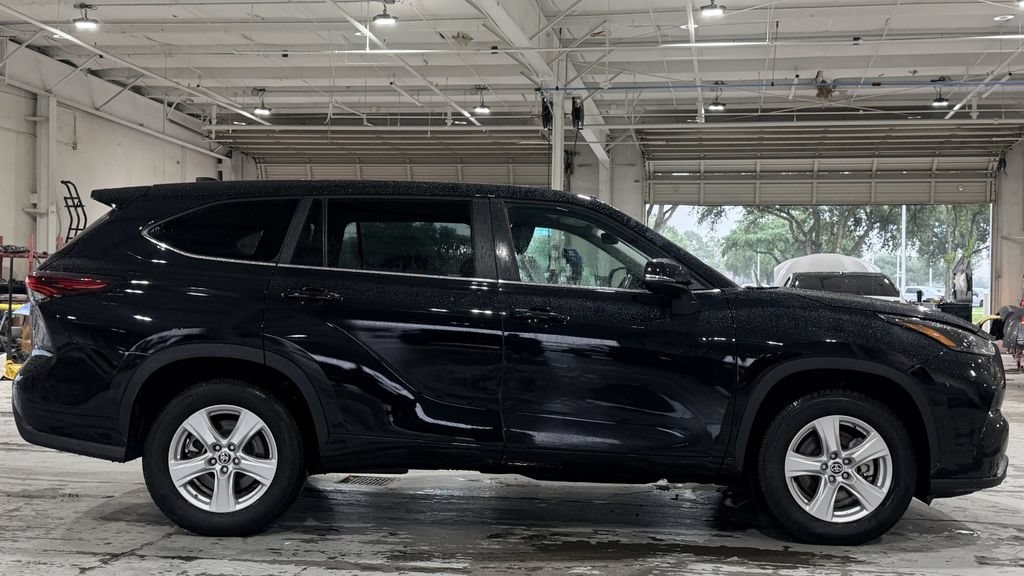 Used 2024 Toyota Highlander LE FWD image 6